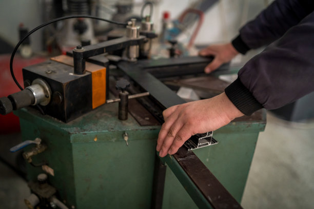 工厂里的工人用铝板制造门窗图片下载