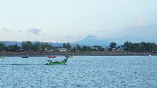 河，船，山图片下载