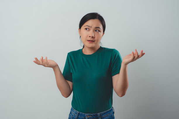 亚洲女人觉得很烦，孤立地站在背景上耸耸肩。图片下载