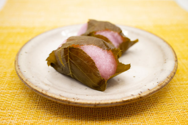 陶瓷盘上的日本传统甜点“樱花麻糬”图片下载