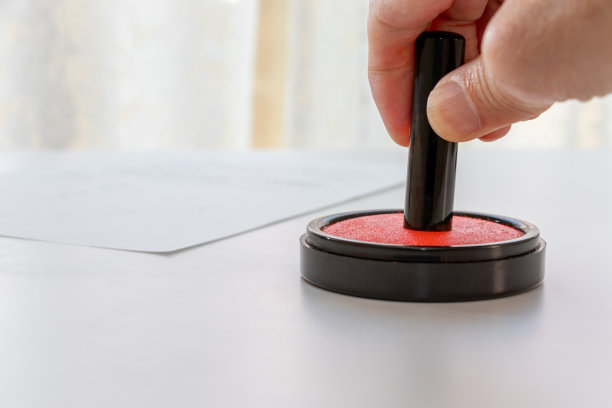 印在红墨垫上的日本印章图片下载