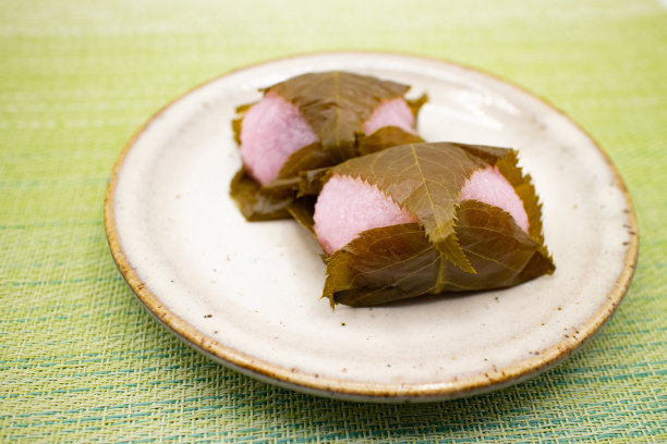 陶瓷盘上的日本传统甜点“樱花麻糬”图片下载