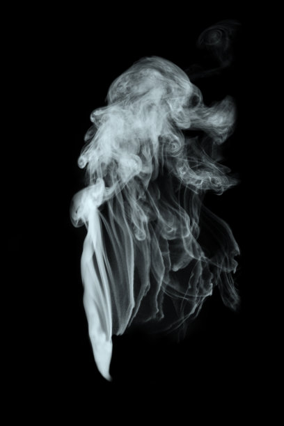 在黑色背景上孤立的抽象粉末或烟雾图片下载