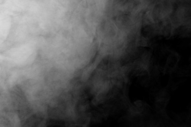 在黑色背景上孤立的抽象粉末或烟雾图片下载