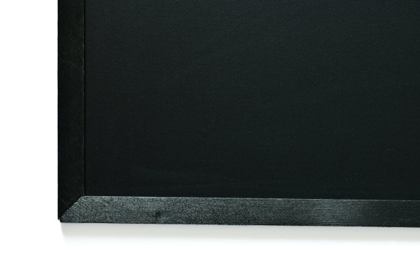 空白干净的新黑板在木框隔离在白色背景上，黑板为教育学校图片下载