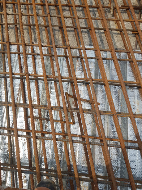 以这种方式排列的两层间一定距离的一系列铁条，用于加固桥梁的混凝土板结构。图片下载