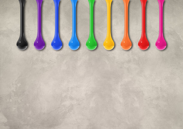 色彩斑斓的墨水滴在浅色的混凝土墙上。水平壁纸图片下载