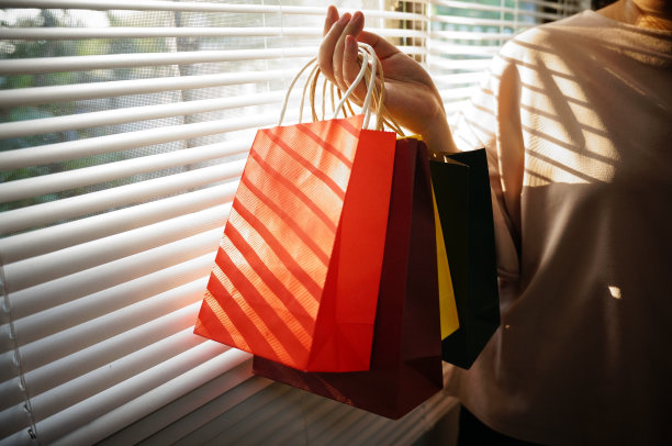 女子购物车与笔记本电脑为互联网网上购物的概念。图片下载