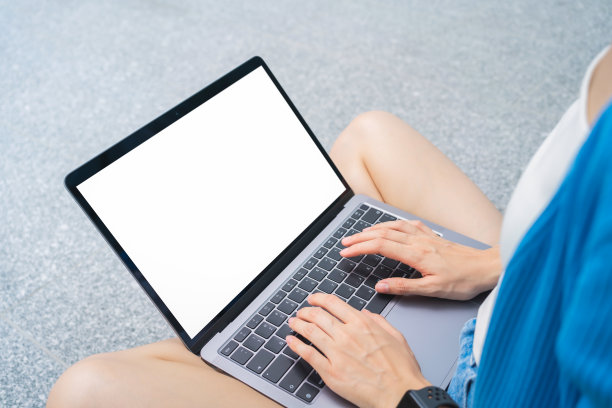 女人用手在笔记本电脑上的键盘上打字，为应用程序提供空白屏幕的模型。图片下载