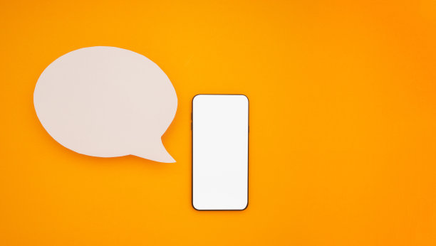 俯视图是一个空白的白色语音气泡和黄色背景上的手机。图片下载