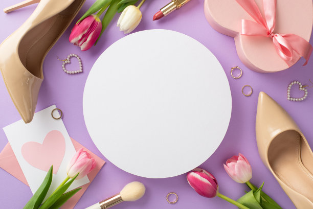 用这个时髦的概念来庆祝母亲节。顶视图平面布局的高跟鞋，手提包，礼品盒，郁金香，化妆刷，和耳环上的紫色背景与空白圆圈文字或广告图片下载