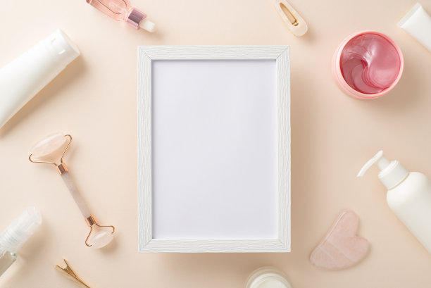 一个令人惊叹的护肤概念，在柔和的米色背景上，一个泵瓶，玉石面辊和一个空的品牌框架图片下载
