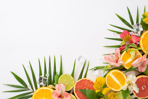快照中的夏天。俯视图平面布局的alstroemia花与切片橙子，葡萄柚，酸橙和柠檬在白色背景与棕榈叶和空白区域的文字或广告空间图片下载