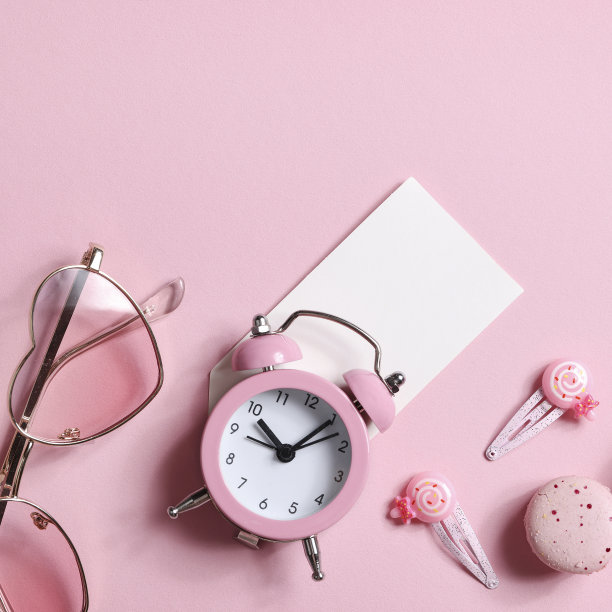 粉红色的手表、眼镜、发夹、钢笔和马卡龙。副本的空间。女性用品。框架，模拟复制空间。女孩广场派对图片下载