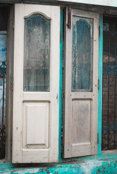 打开窗户，靠在旧墙上——照片图片下载