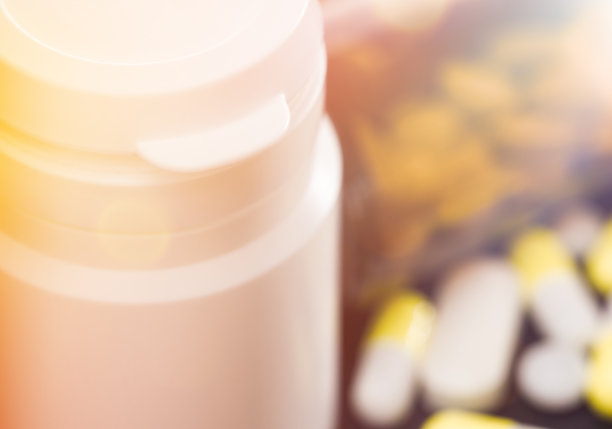 白色药瓶和药丸特写，医学概念。图片下载