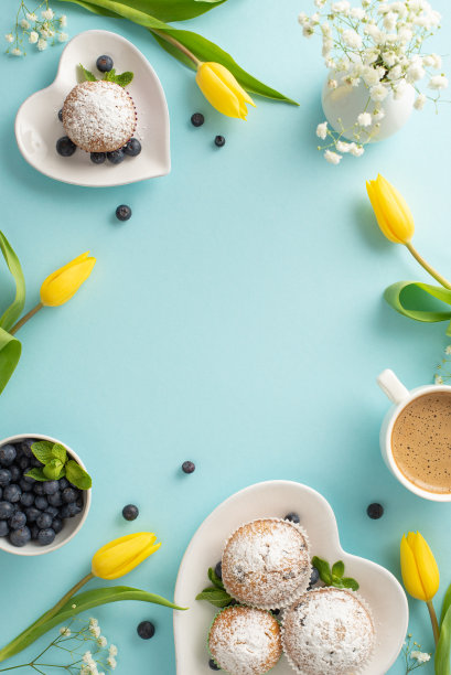 母亲节快乐的餐桌设置概念。顶视图垂直扁平的纸杯蛋糕，咖啡和郁金香在柔和的蓝色背景。利用空白处发布信息或广告图片下载