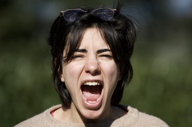 尖叫的女孩图片下载