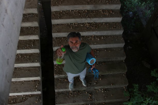 老人在楼梯上锻炼图片下载