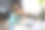年轻女子在家里用笔记本电脑工作时感到头痛图片下载