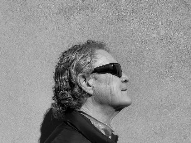 戴墨镜的微笑老人特写图片下载