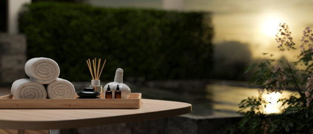 水疗用品在桌子上的木制托盘模糊的黑暗背景。图片下载