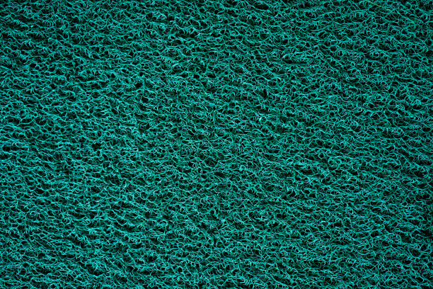 房子前门用的绿色超细纤维塑料地毯的纤维结构特写。图片下载