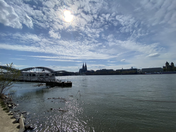 从莱茵河和霍亨索伦大桥俯瞰科隆大教堂的尖顶图片下载