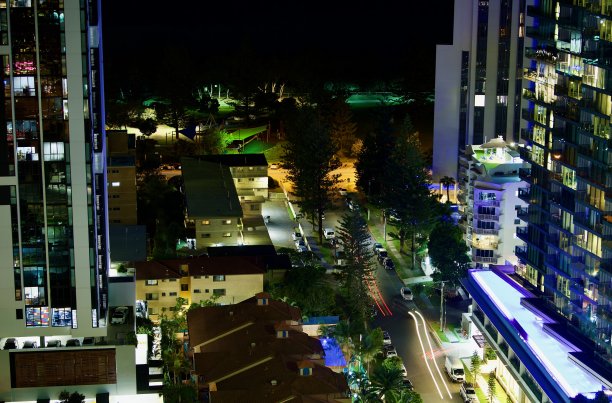 孔雀石绿和海湾蓝夜灯，红色和白色的光迹，宽滩，黄金海岸图片下载