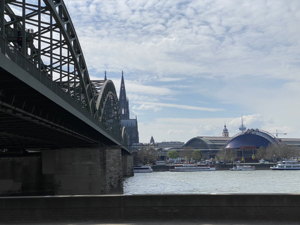 从莱茵河和霍亨索伦大桥俯瞰科隆大教堂的尖顶图片下载