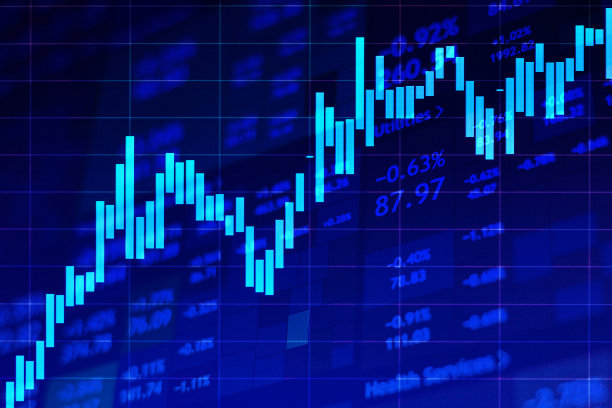 黑色背景下的股票上涨行情图，背景是股票报价图片下载