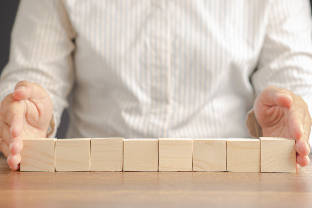 木桌上有八个空白的木立方体。图片下载