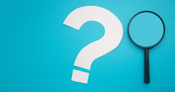 一个放大镜和一个白色问号符号在蓝色的背景上。图片下载