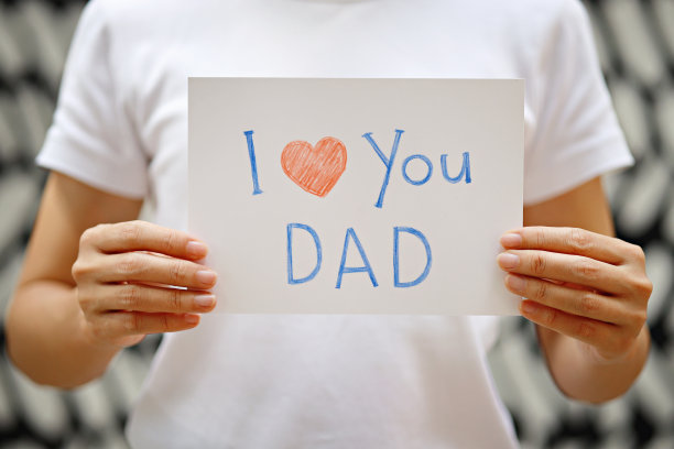 女执卡片，上面写着我爱你爸爸的信息，父亲节贺卡图片下载