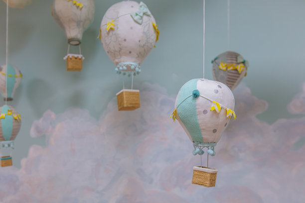 手工制作的气球和云彩装饰图片下载