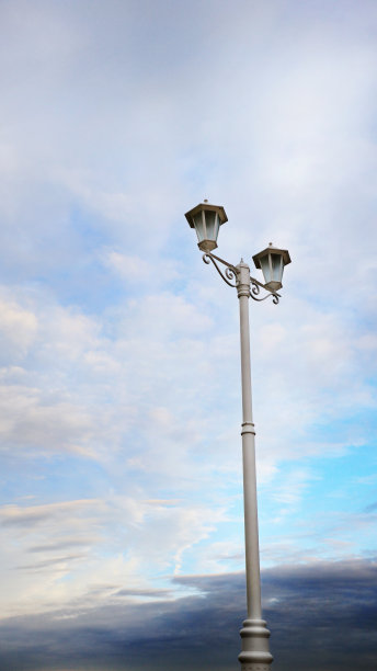 多云背景下的街灯图片下载