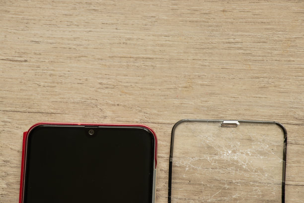 触摸手机与破碎的钢化玻璃隔背景，更换玻璃图片下载