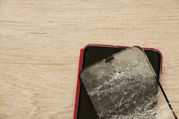 触摸手机与破碎的钢化玻璃隔背景，更换玻璃图片下载