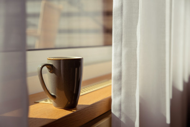 窗户上的咖啡杯图片下载