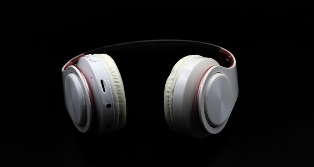 黑色背景上的白色耳机图片下载