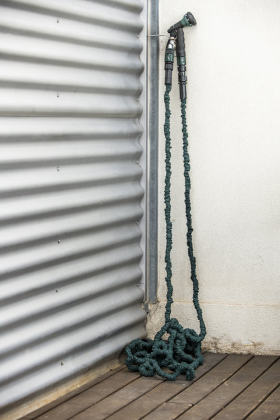 头上有一个花园软管，有不同的位置可以选择，比如把水挂在透明的墙上，另一个用金属带水图片下载