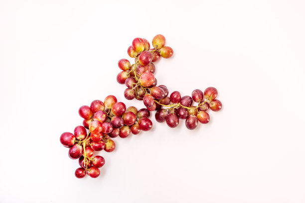 一串串超级清爽的红葡萄在白色的表面图片下载