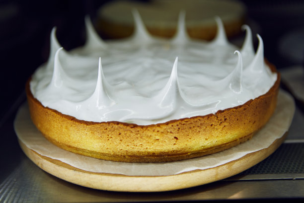 冰箱里美味的白色奶油饼干蛋糕。在糕点咖啡馆烘焙的美味甜点图片下载