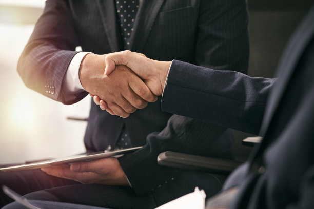 亚洲商人在办公室里握手图片下载