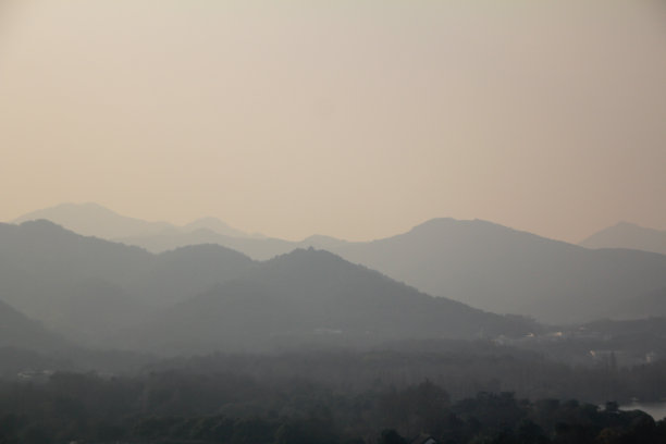 大雾天气下，高视角的中国村庄，背景是山脉。图片下载
