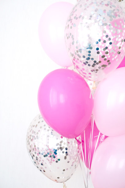 一束带有银色五彩纸屑的粉色透明气球，文字的复制空间，少女派对的柔和柔和的色彩图片下载