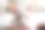这是一只美丽、可爱、昏昏欲睡的斯芬克斯猫躺在床上的特写镜头图片下载