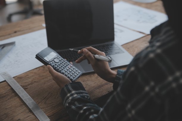 两个商人工地工程师。工程对象在工作场所与合作伙伴在后台进行交互图片下载