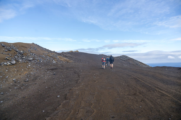 游客在亚速尔群岛法亚尔的卡佩林霍斯火山上图片下载