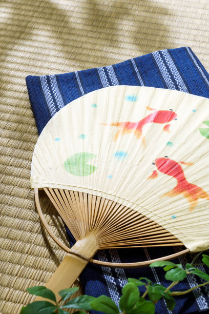 榻榻米上的日式扇子。日本的夏日景象图片下载